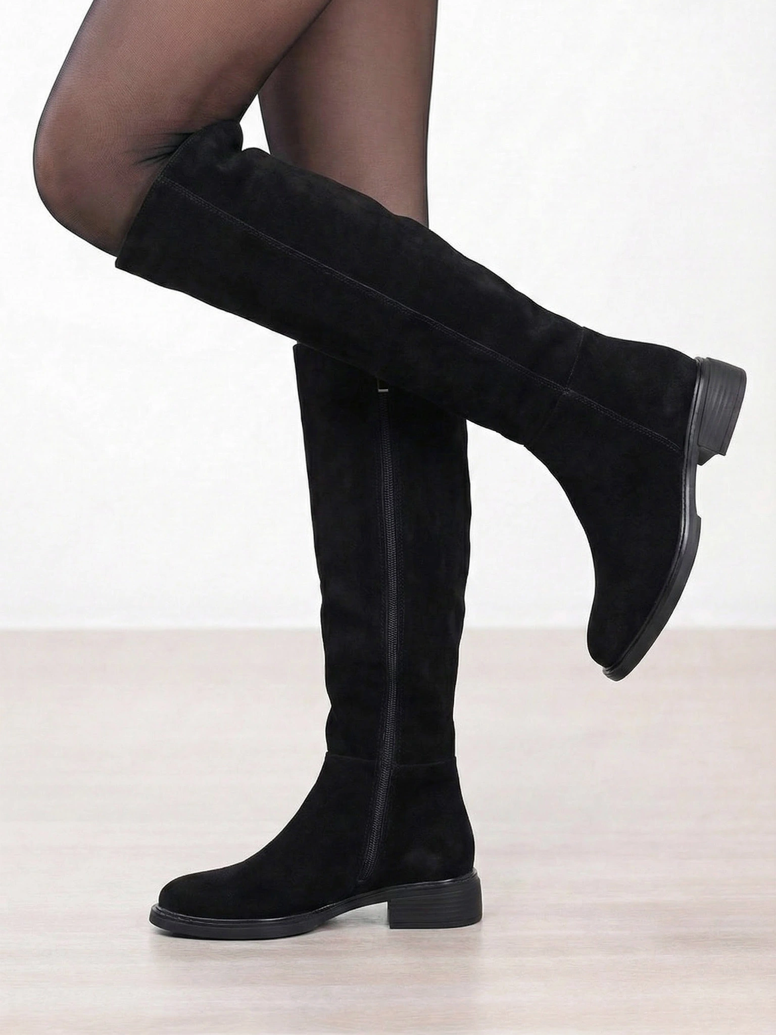 Сапоги черного цвета из натуральной замши на среднем широком каблуке